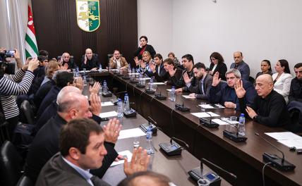 Абхазский консенсус: большинство&nbsp;&mdash; за Россию, но против олигархов