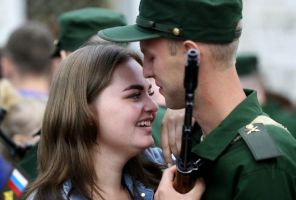 Примерка «трехболтовки», селфи с девушкой, кассетник срочникам, сухой паек, приемы рукопашного: Всероссийский день призывника Примерка «трехболтовки», селфи с девушкой, кассетник срочникам, сухой паек, приемы рукопашного: Всероссийский день призывника