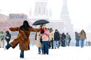 Аномальный снегопад в Москве: Как город борется и наслаждается стихией