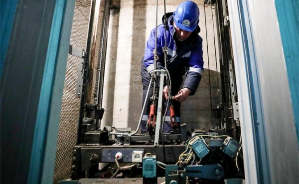 Здоровее будем? Лифты в&nbsp;&laquo;человейниках&raquo; падают, но россияне лишь крепчают, поднимаясь пешком