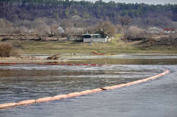 Приднестровье попало в клещи: Молдавия отравляет воду с севера, Украина готовит вторжение с юга