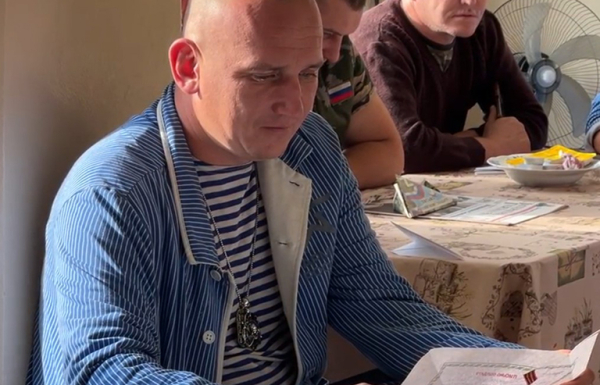 Писатели в обойме со спецназом: «На трассе „Новороссия“ за скорость не штрафуют» Писатели в обойме со спецназом: «На трассе „Новороссия“ за скорость не штрафуют»