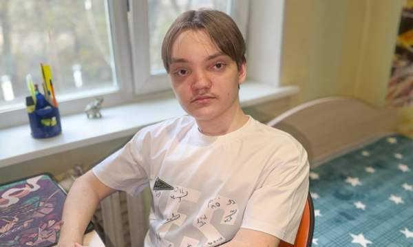 Шестнадцатилетний Родион живёт с постоянной болью и боится лишний раз пошевелиться, чтобы не получить новый перелом